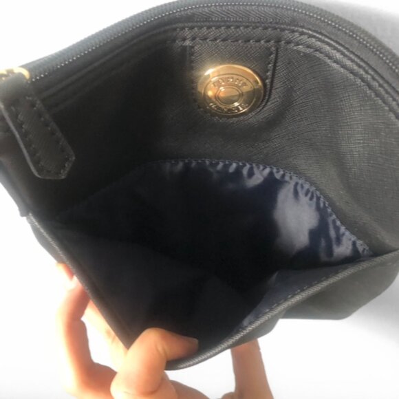 Tommy Hilfiger Black Leather Crossbody Bag | Perfect for Everyday Use - Picture 5 of 10